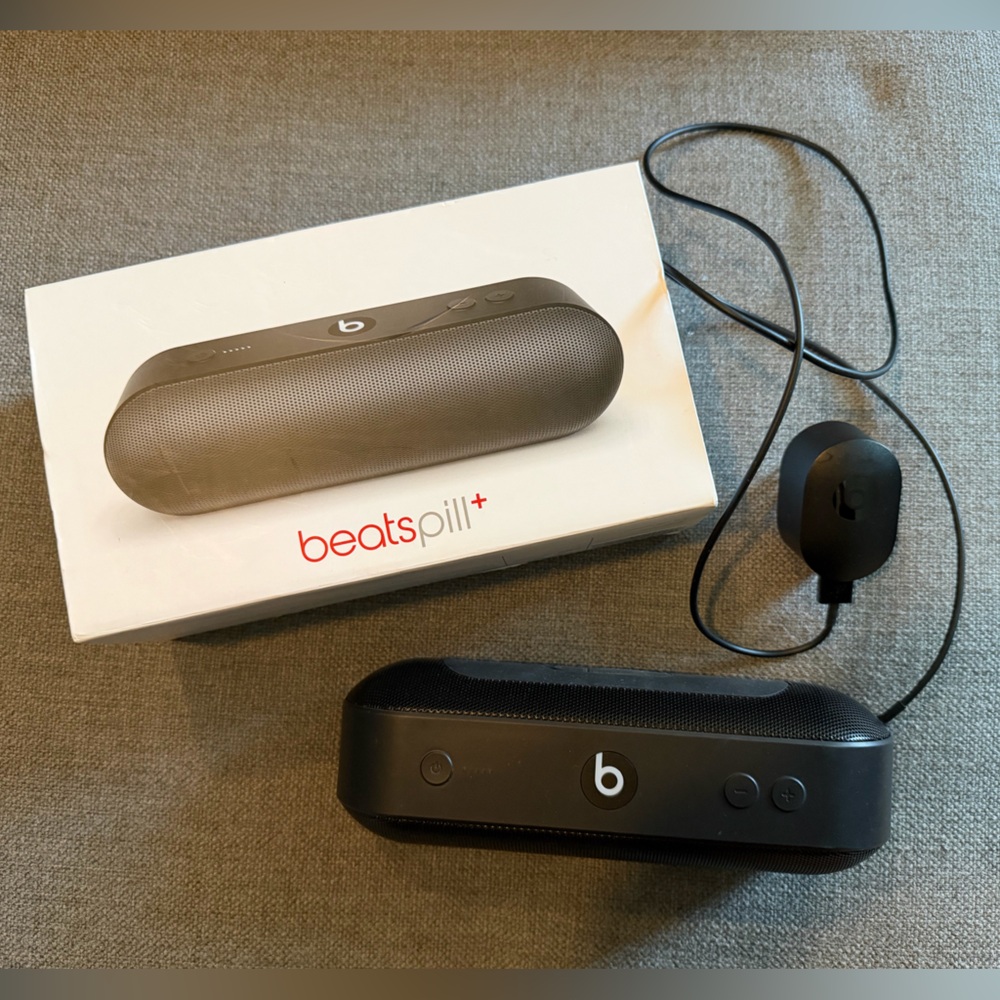 Beats pill by Dre portable wireless speaker black with charger and box